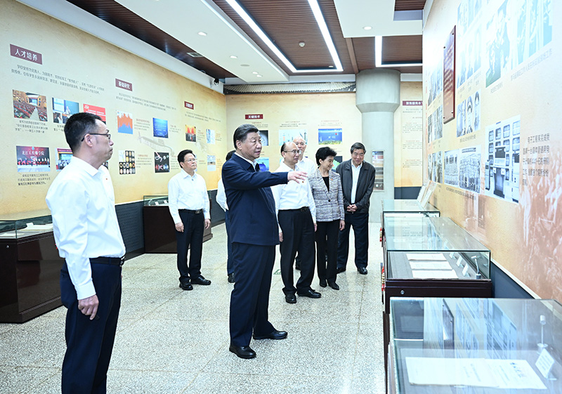 9月6日至8日，中共中央總書記、國家主席、中央軍委主席習(xí)近平在黑龍江考察。這是7日上午，習(xí)近平在哈爾濱工程大學(xué)哈軍工紀(jì)念館考察。