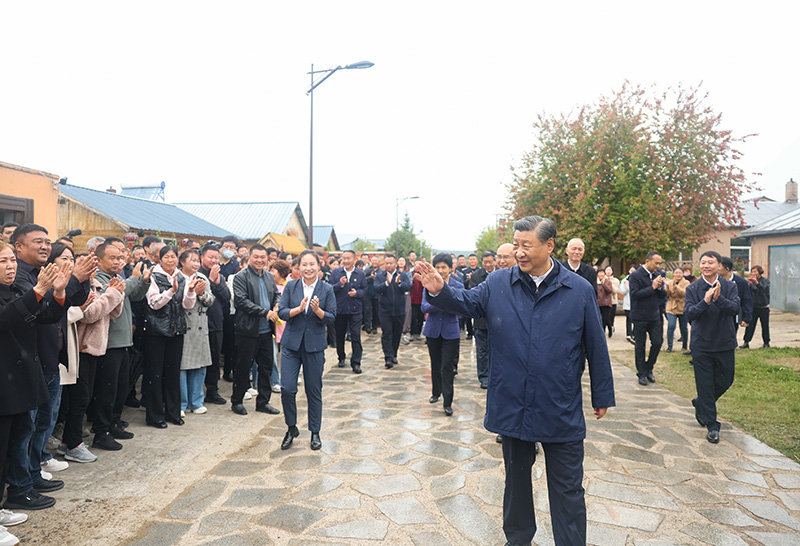 9月6日至8日，中共中央總書記、國家主席、中央軍委主席習(xí)近平在黑龍江考察。這是6日下午，習(xí)近平在大興安嶺地區(qū)漠河市北極村考察時，向當(dāng)?shù)厝罕姄]手致意。