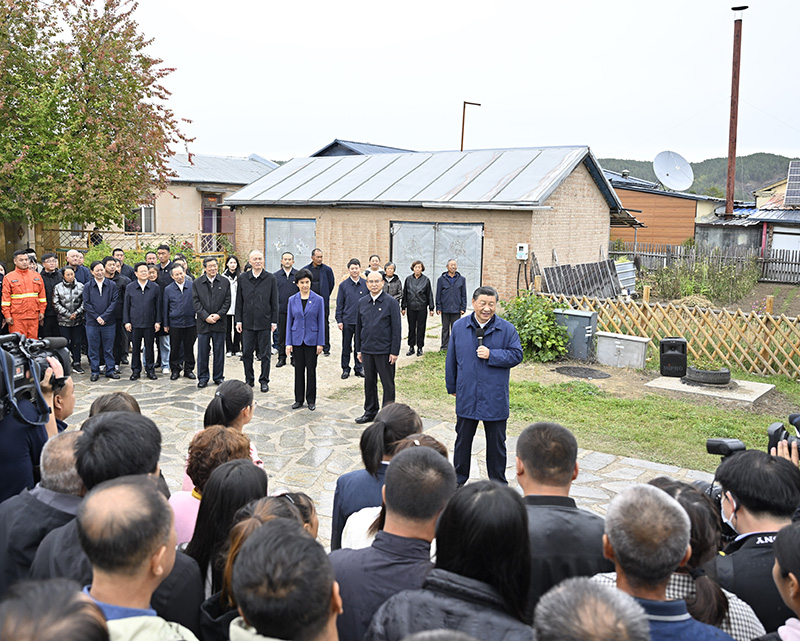 9月6日至8日，中共中央總書記、國家主席、中央軍委主席習(xí)近平在黑龍江考察。這是6日下午，習(xí)近平在大興安嶺地區(qū)漠河市北極村考察時，同當(dāng)?shù)厝罕娪H切交流。