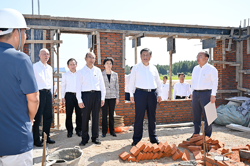9月6日至8日，中共中央總書記、國家主席、中央軍委主席習(xí)近平在黑龍江考察。這是7日上午，習(xí)近平在遭受洪澇災(zāi)害的哈爾濱尚志市老街基鄉(xiāng)龍王廟村，察看水毀房屋重建情況。