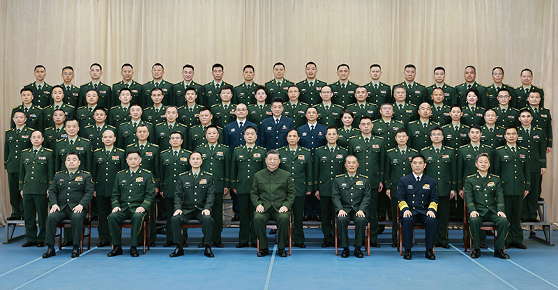 11月29日，中共中央總書記、國家主席、中央軍委主席習(xí)近平到武警海警總隊東海海區(qū)指揮部視察。這是習(xí)近平親切接見東海海區(qū)指揮部有關(guān)同志，同大家合影留念。